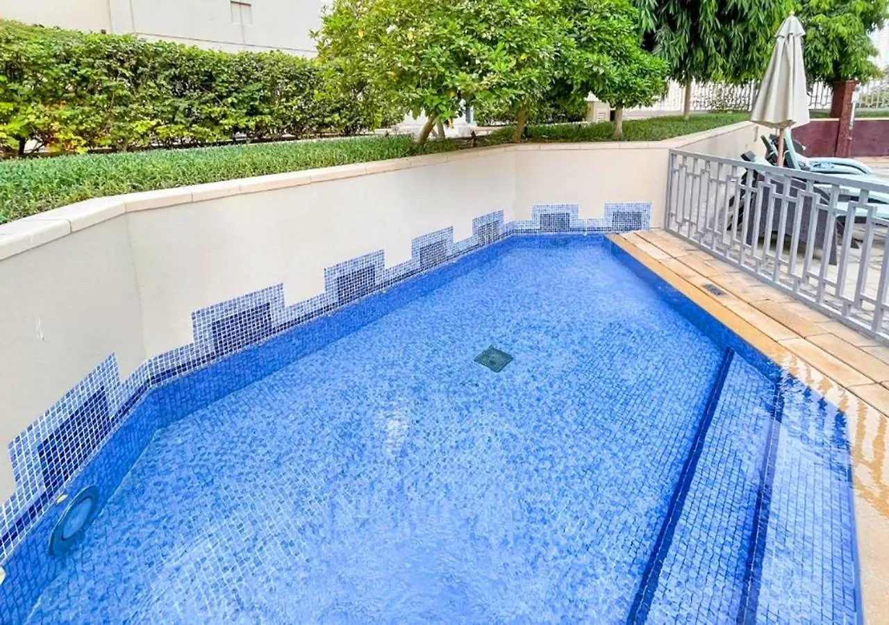 Apartment Luxurious Studio With Stunning Burj Khalifa, Pool & Lake Views Steps From Dubai Mall