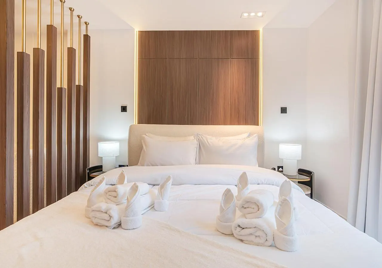 Apartment Luxurious Studio With Stunning Burj Khalifa, Pool & Lake Views Steps From Dubai Mall