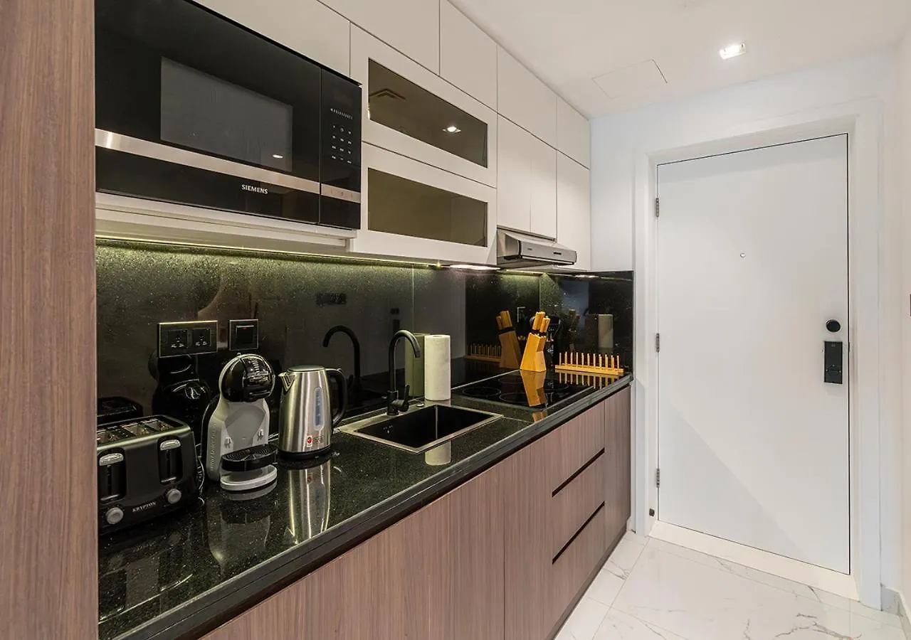 Apartment Luxurious Studio With Stunning Burj Khalifa, Pool & Lake Views Steps From Dubai Mall