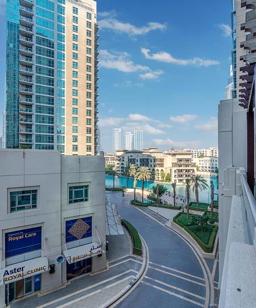 Luxurious Studio With Stunning Burj Khalifa, Pool & Lake Views Steps From Dubai Mall
