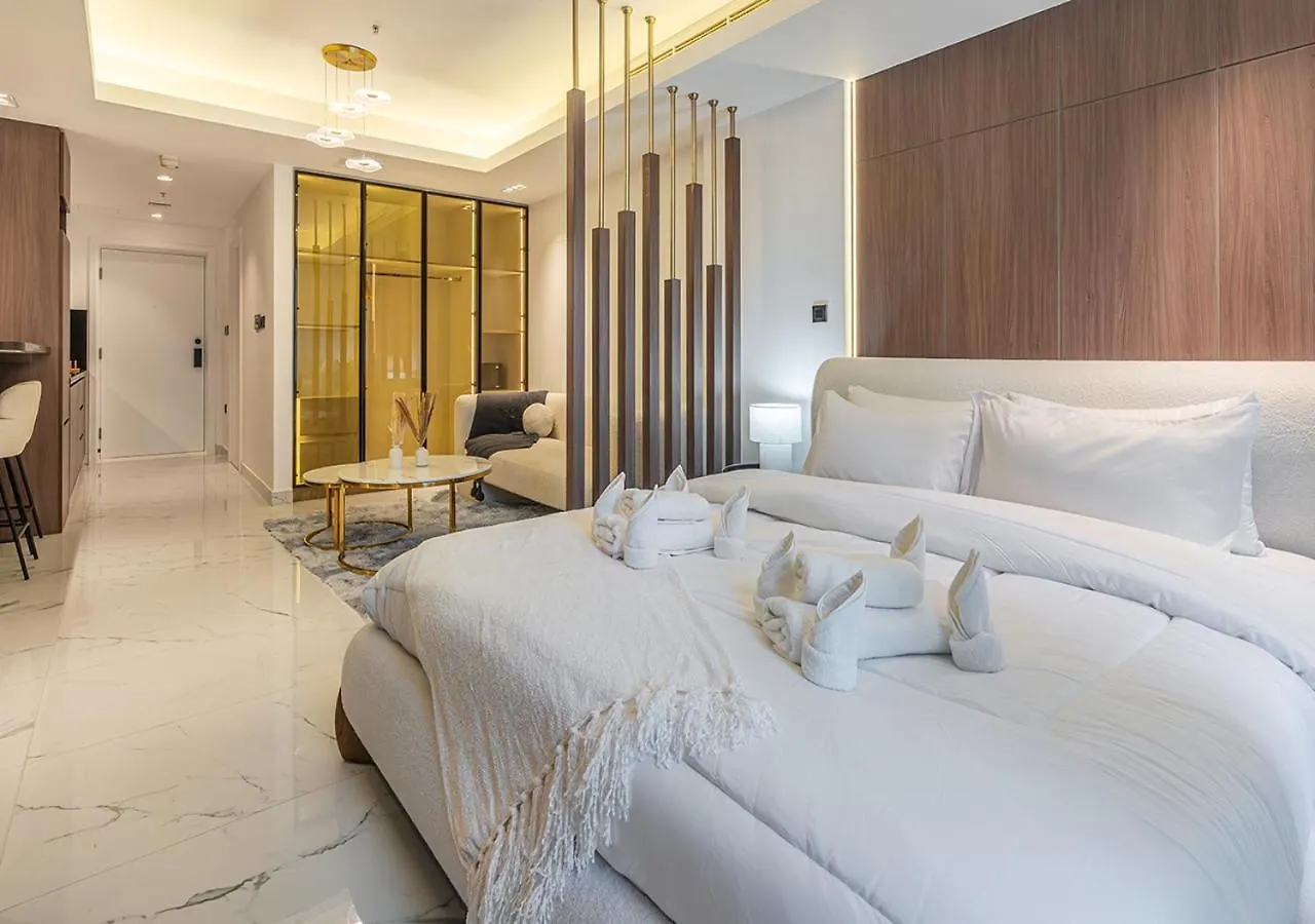 Luxurious Studio With Stunning Burj Khalifa, Pool & Lake Views Steps From Dubai Mall 0*,