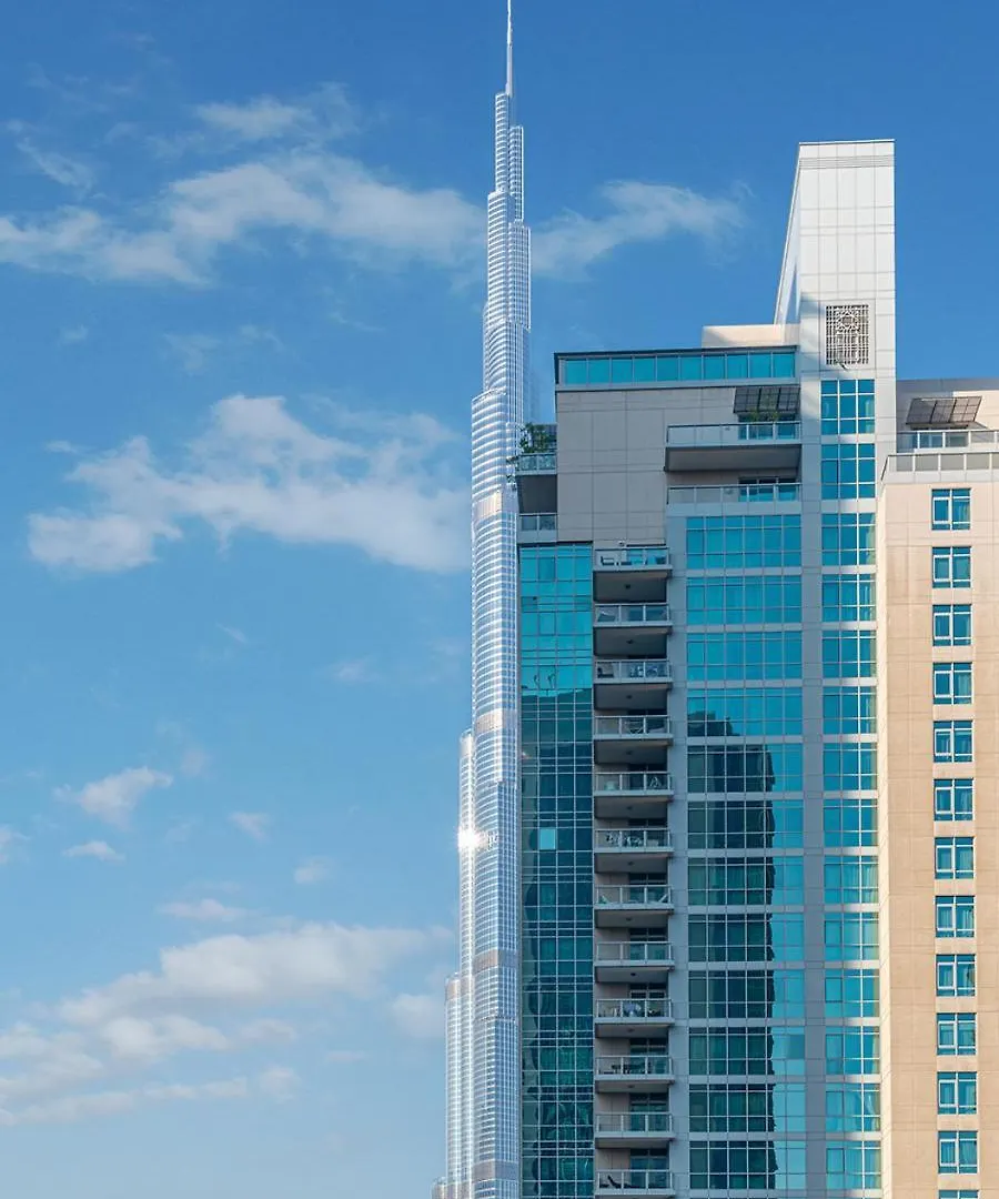Apartment Luxurious Studio With Stunning Burj Khalifa, Pool & Lake Views Steps From Dubai Mall