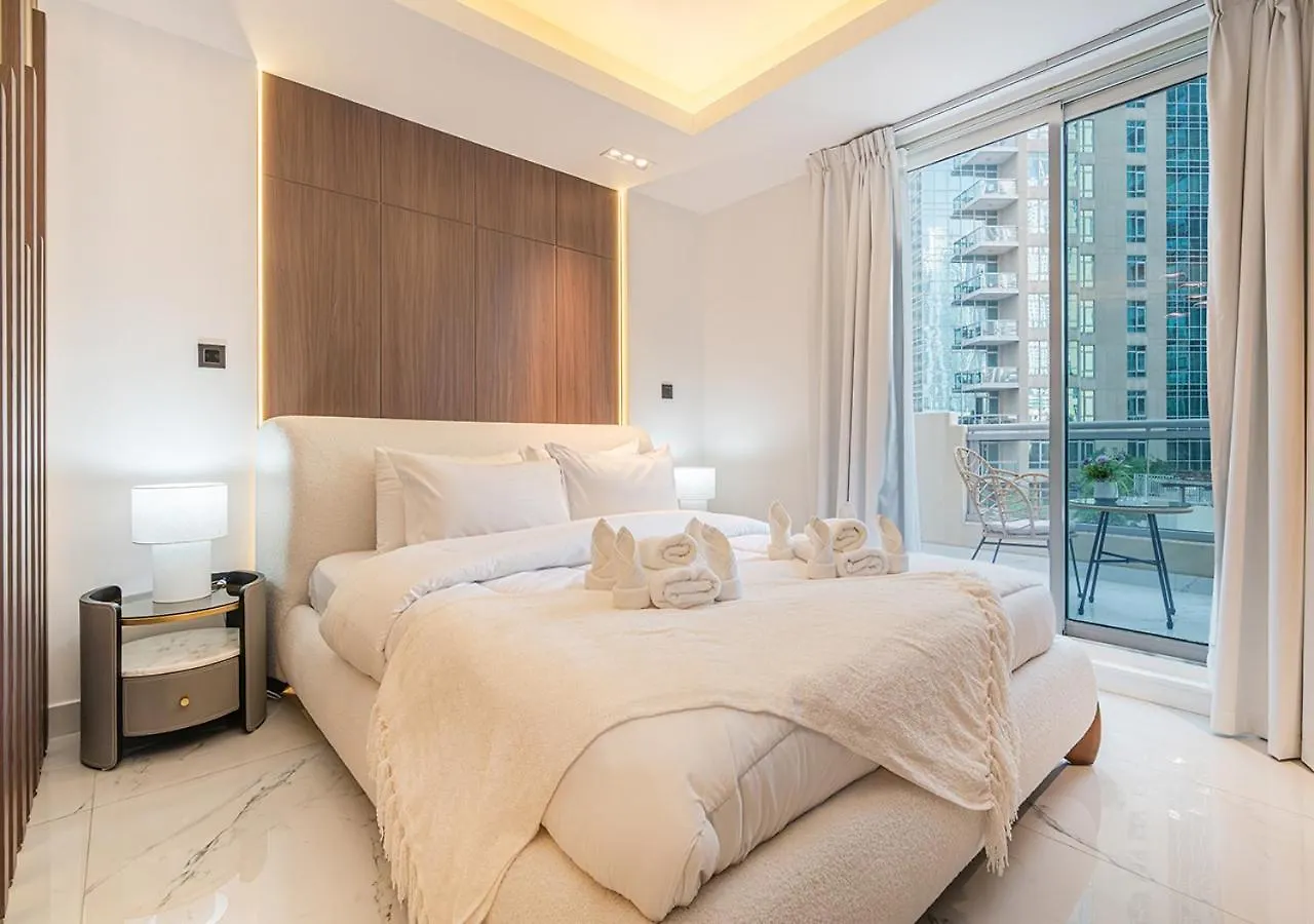 Luxurious Studio With Stunning Burj Khalifa, Pool & Lake Views Steps From Dubai Mall
