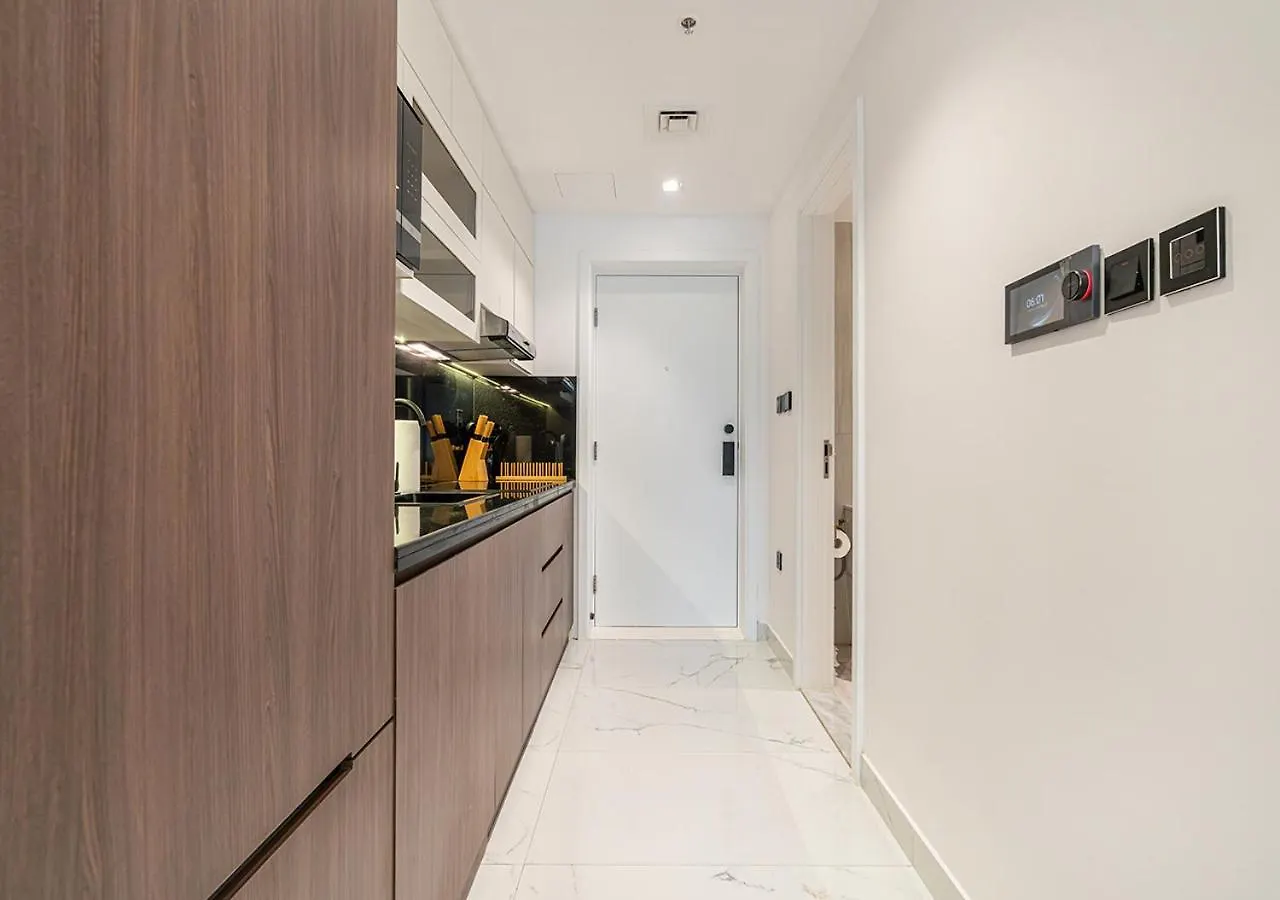 Luxurious Studio With Stunning Burj Khalifa, Pool & Lake Views Steps From Dubai Mall Apartment