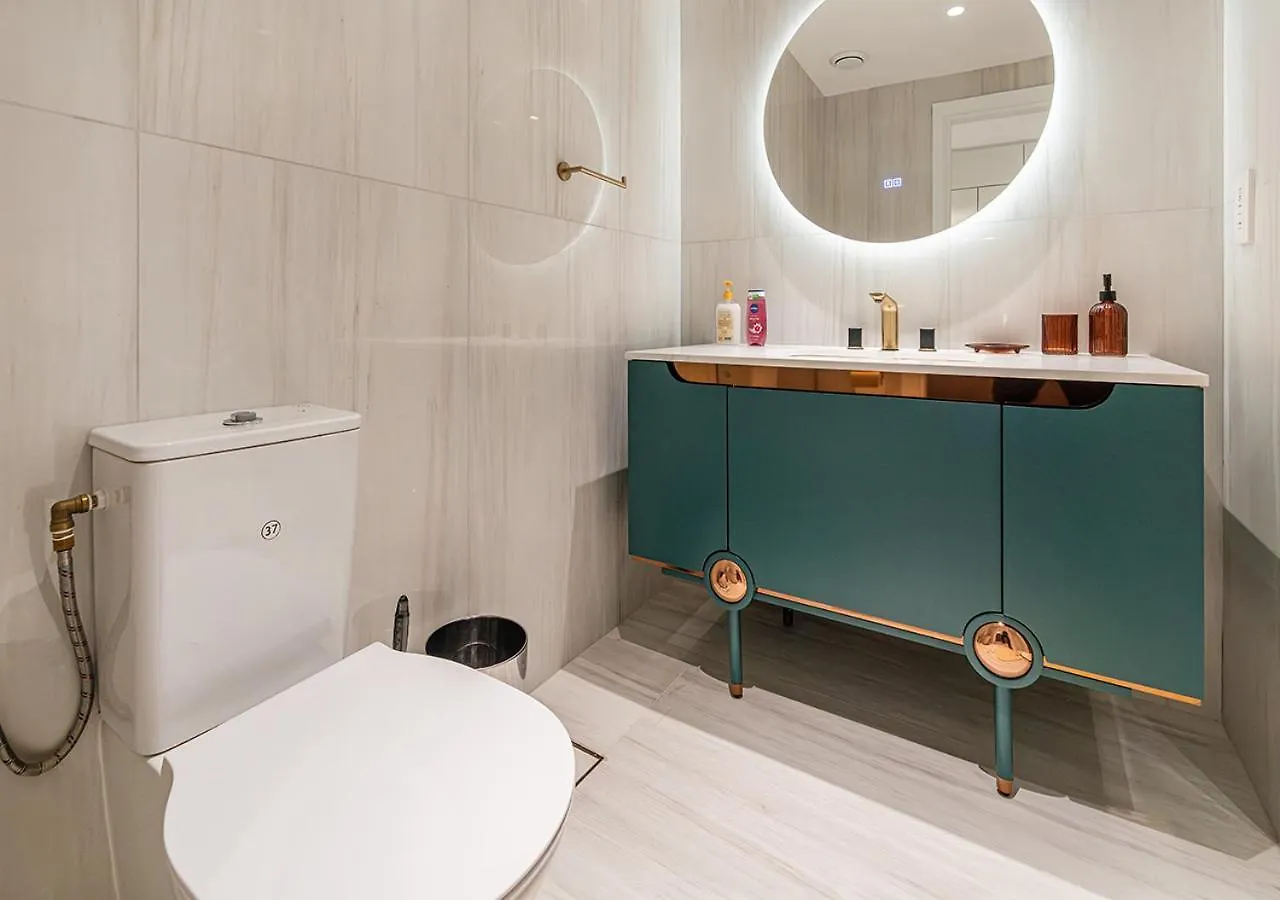 Luxurious Studio With Stunning Burj Khalifa, Pool & Lake Views Steps From Dubai Mall Apartment