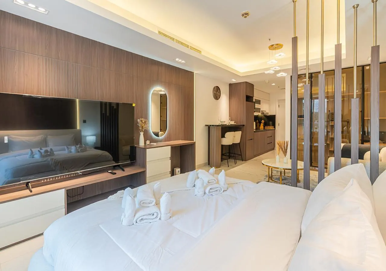 Apartment Luxurious Studio With Stunning Burj Khalifa, Pool & Lake Views Steps From Dubai Mall United Arab Emirates