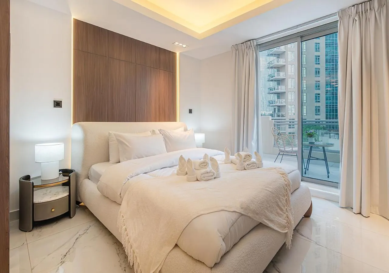 Luxurious Studio With Stunning Burj Khalifa, Pool & Lake Views Steps From Dubai Mall