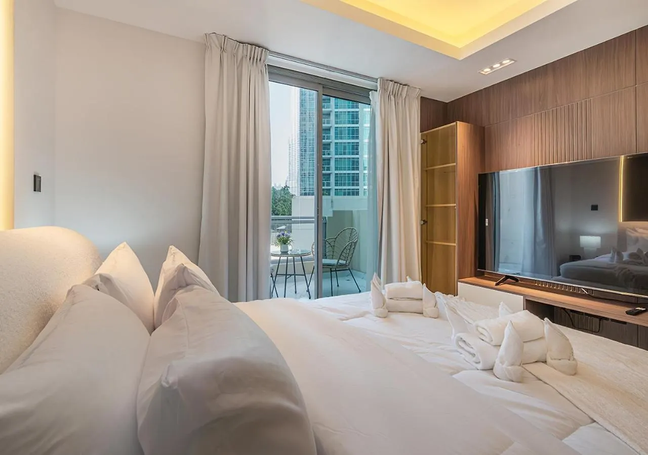 Luxurious Studio With Stunning Burj Khalifa, Pool & Lake Views Steps From Dubai Mall Apartment