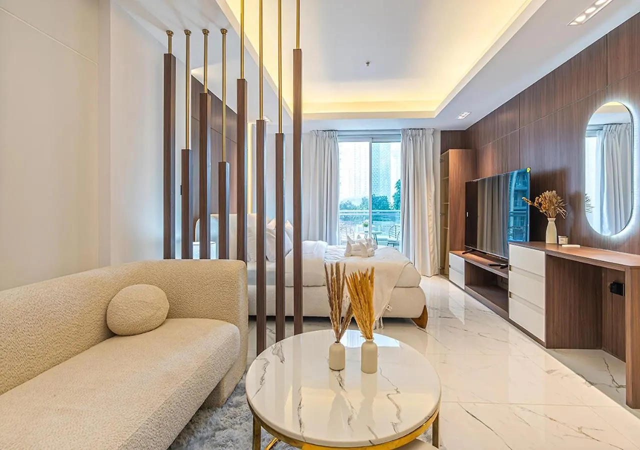 Luxurious Studio With Stunning Burj Khalifa, Pool & Lake Views Steps From Dubai Mall
