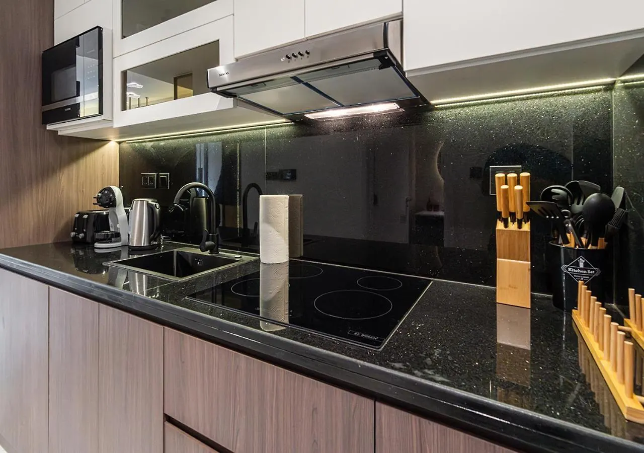 Luxurious Studio With Stunning Burj Khalifa, Pool & Lake Views Steps From Dubai Mall 0*,