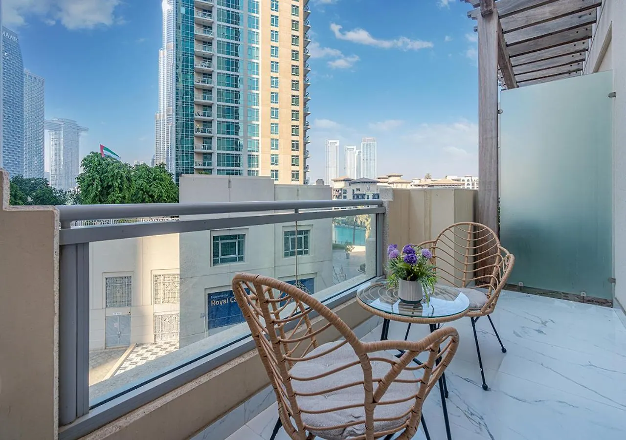 Luxurious Studio With Stunning Burj Khalifa, Pool & Lake Views Steps From Dubai Mall Apartment