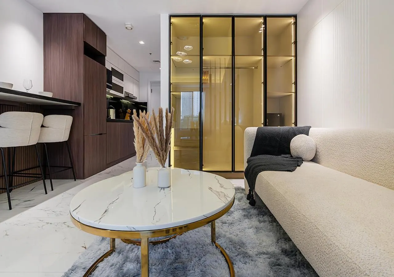 Luxurious Studio With Stunning Burj Khalifa, Pool & Lake Views Steps From Dubai Mall